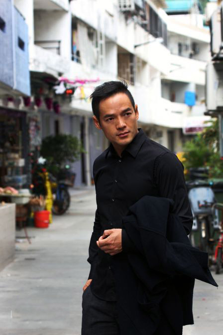 张政勇帅气街拍写真图片