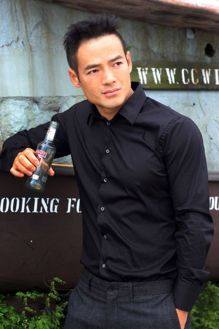 张政勇帅气街拍写真图片