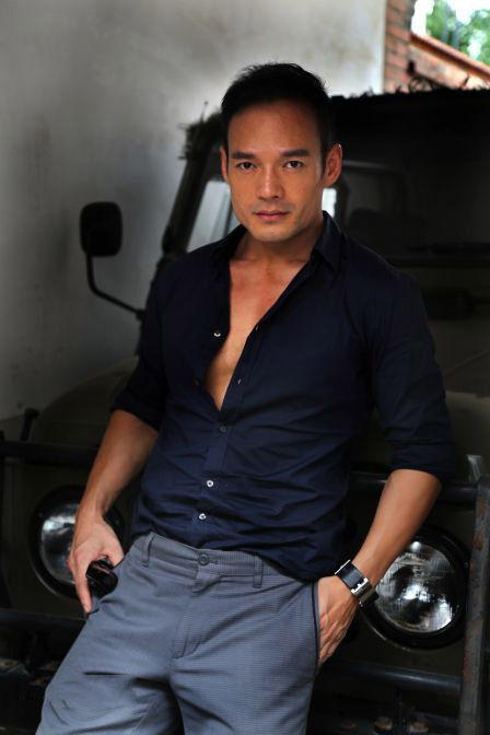 张政勇帅气街拍写真图片