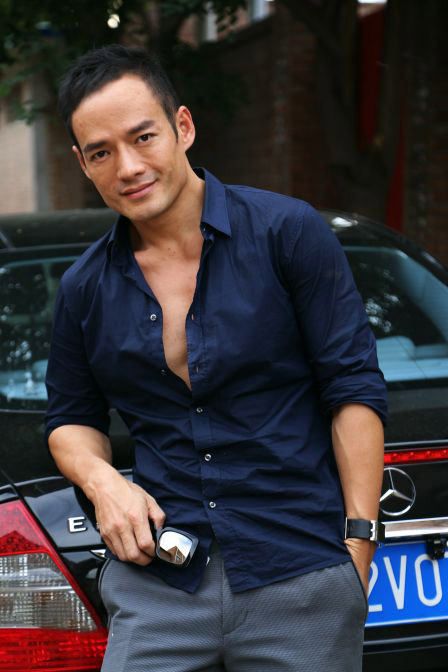 张政勇帅气街拍写真图片