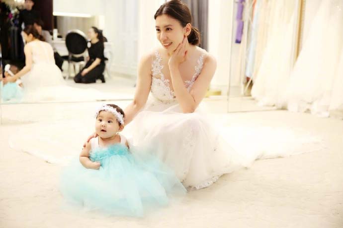 冻龄女神贾静雯与鬃诱