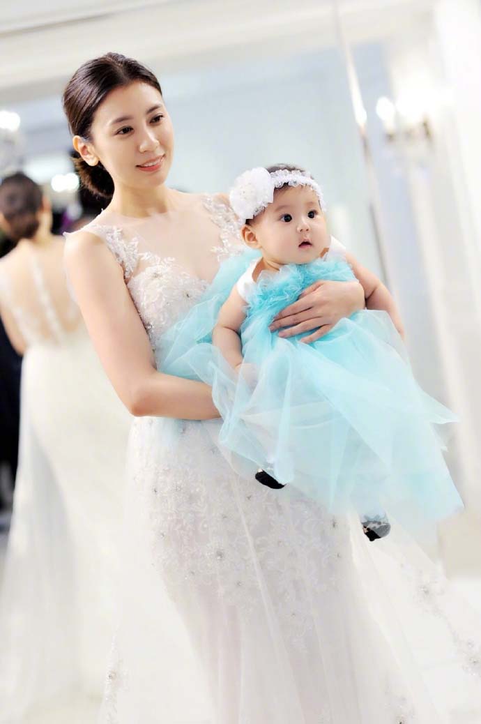 冻龄女神贾静雯与鬃诱