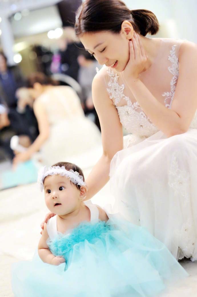 冻龄女神贾静雯与鬃诱