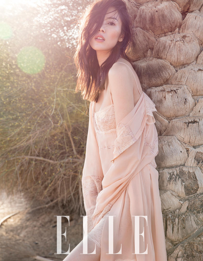 刘雯迪拜沙漠拍大片 性感与柔情并存