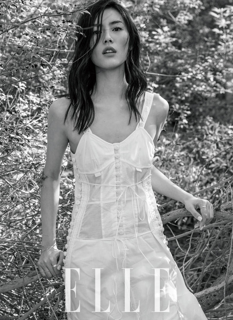 刘雯迪拜沙漠拍大片 性感与柔情并存