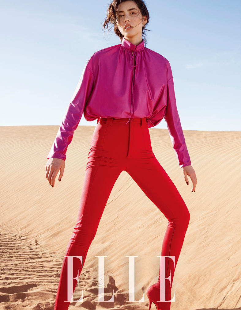 刘雯迪拜沙漠拍大片 性感与柔情并存