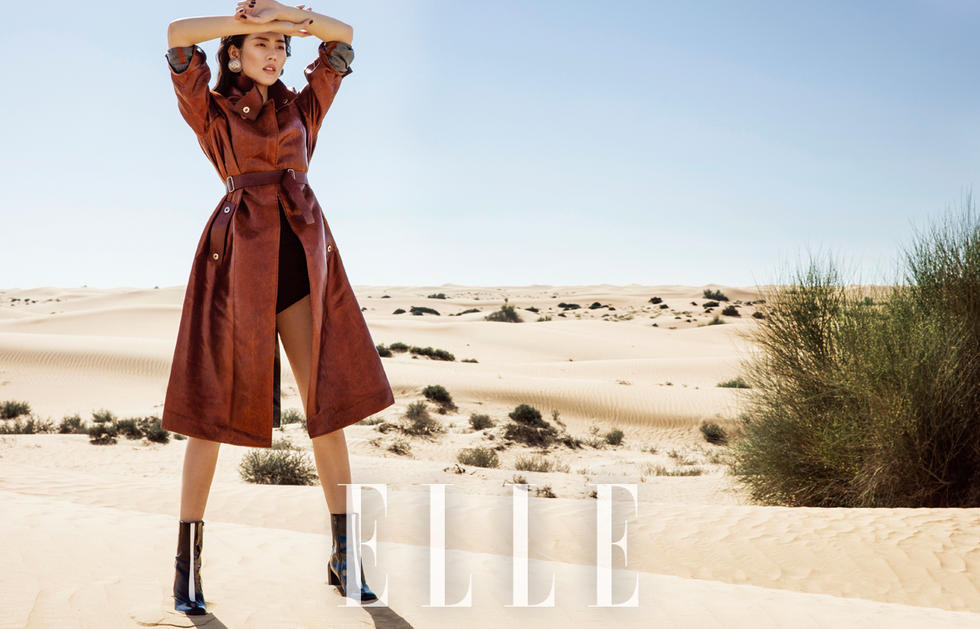 刘雯迪拜沙漠拍大片 性感与柔情并存