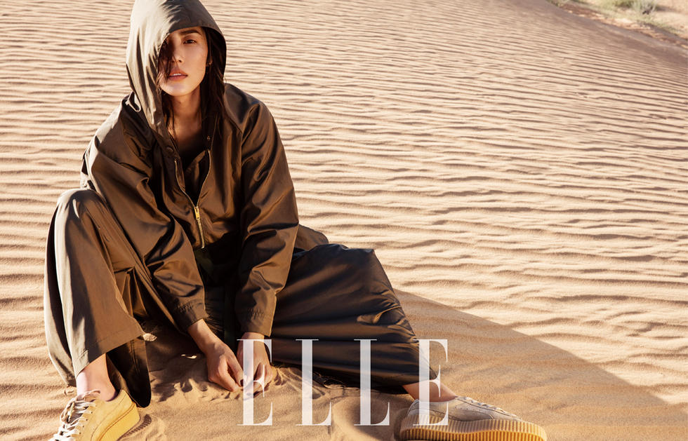 刘雯迪拜沙漠拍大片 性感与柔情并存