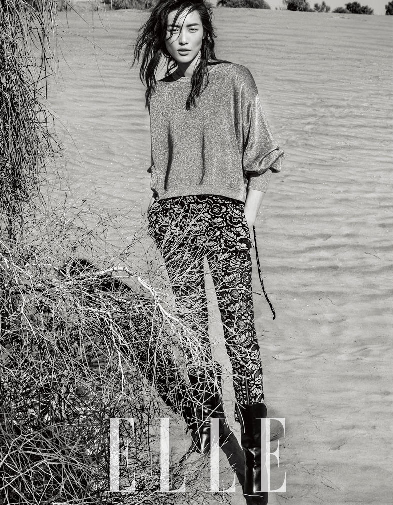 刘雯迪拜沙漠拍大片 性感与柔情并存