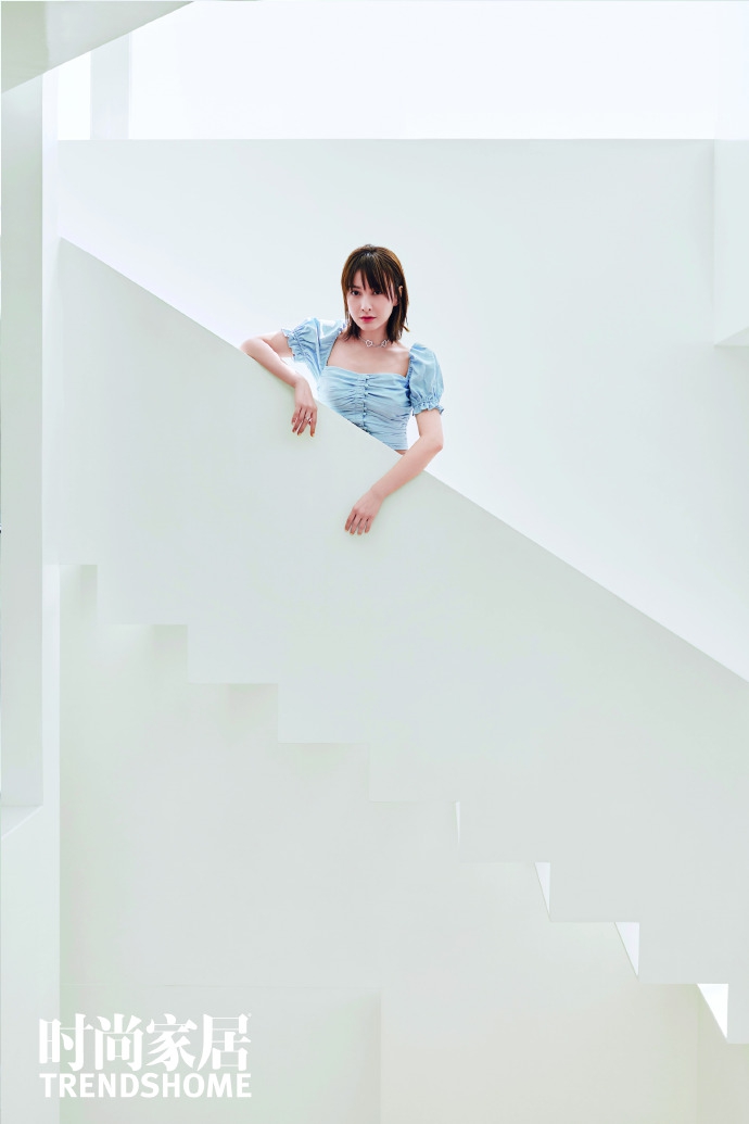 吴昕oversize西服套装混搭夸张蝴蝶结衬衣写真大片