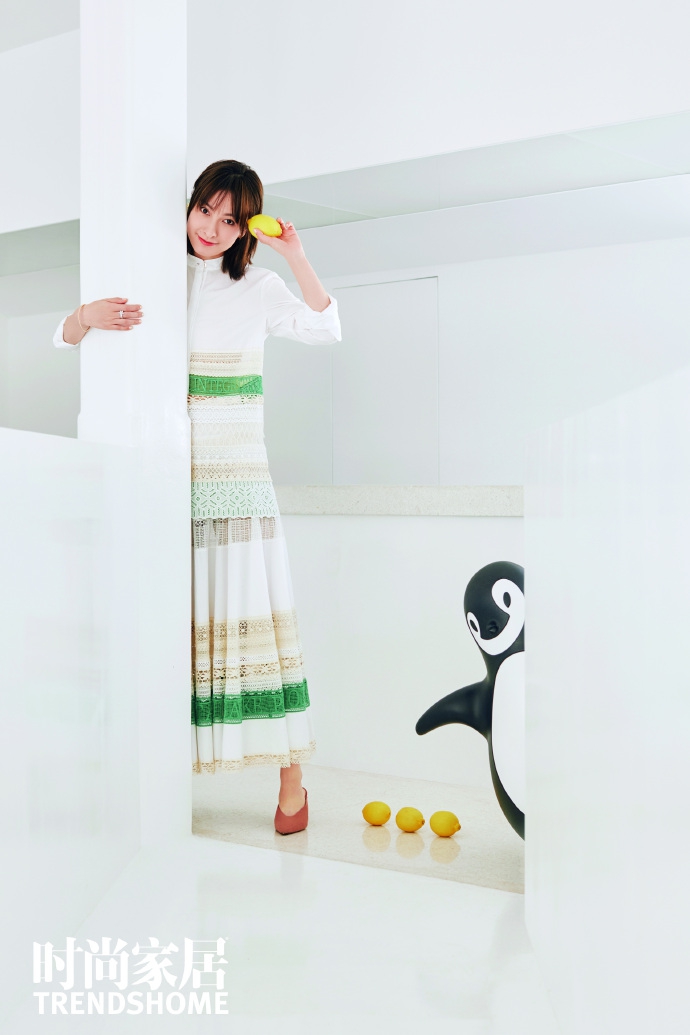 吴昕oversize西服套装混搭夸张蝴蝶结衬衣写真大片