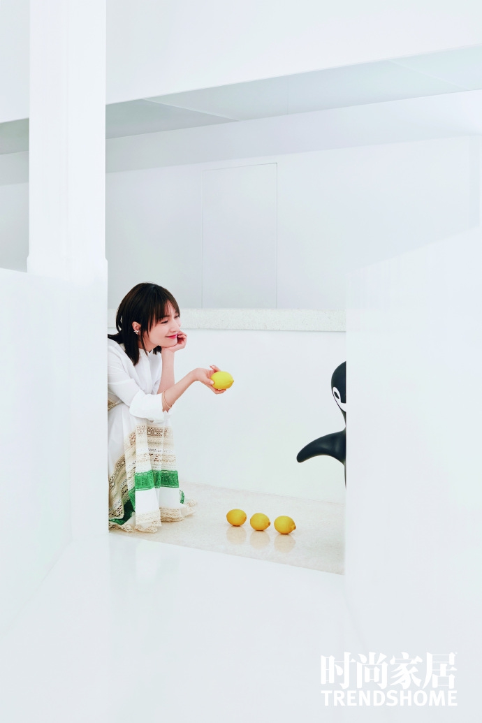 吴昕oversize西服套装混搭夸张蝴蝶结衬衣写真大片