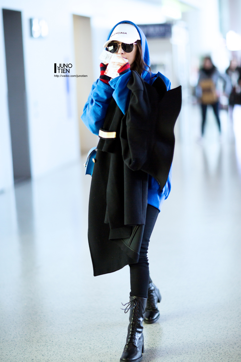 杨幂潮搭机场秀 每一次机场都在走秀