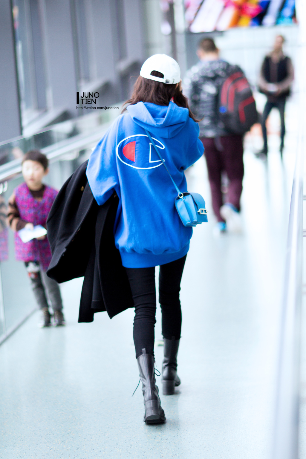 杨幂潮搭机场秀 每一次机场都在走秀