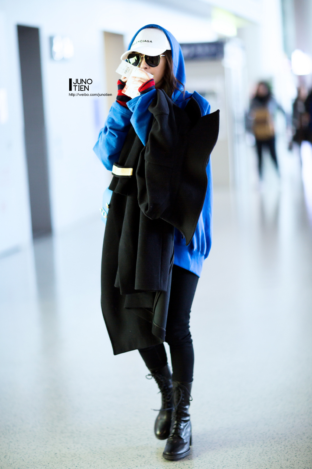 杨幂潮搭机场秀 每一次机场都在走秀