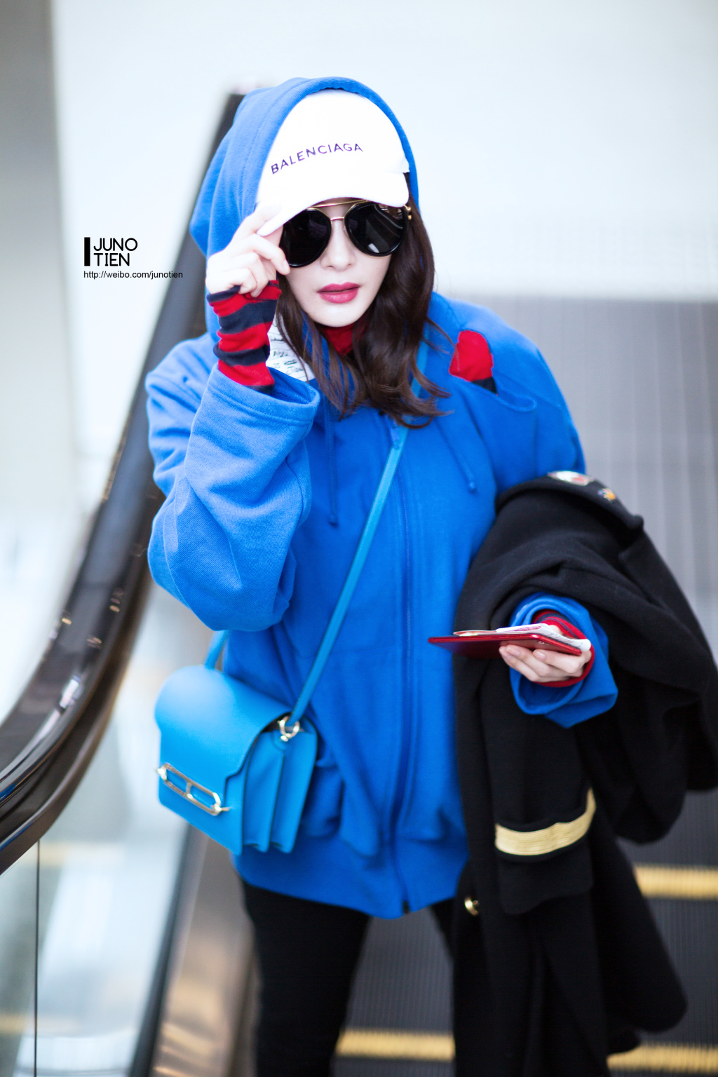 杨幂潮搭机场秀 每一次机场都在走秀