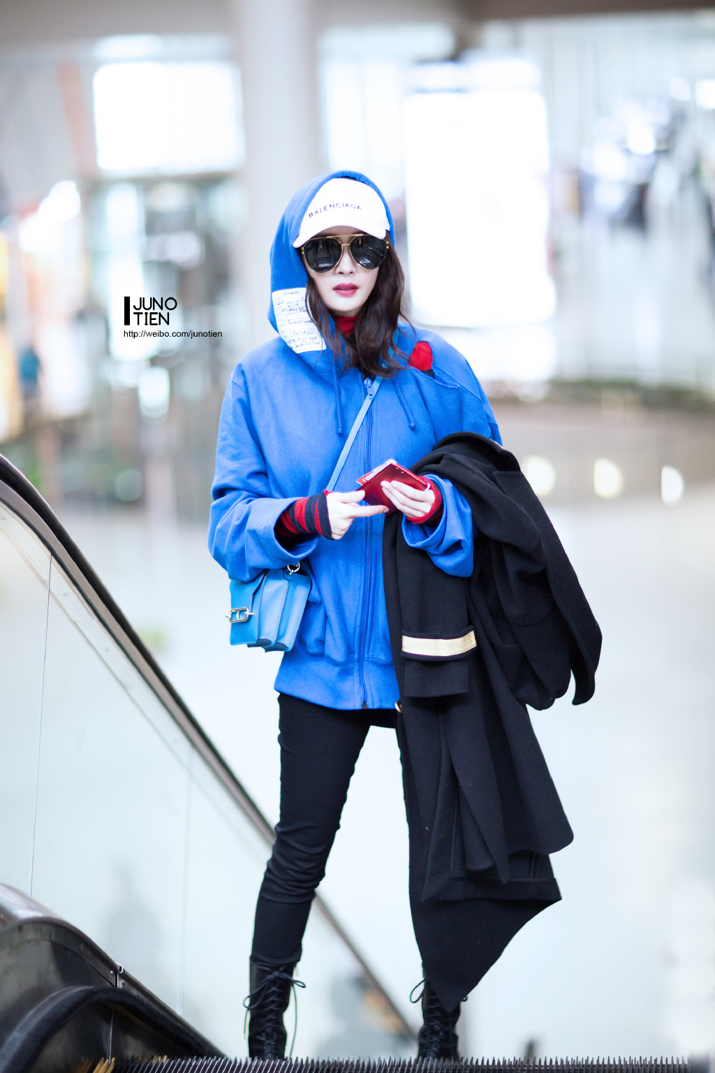 杨幂潮搭机场秀 每一次机场都在走秀