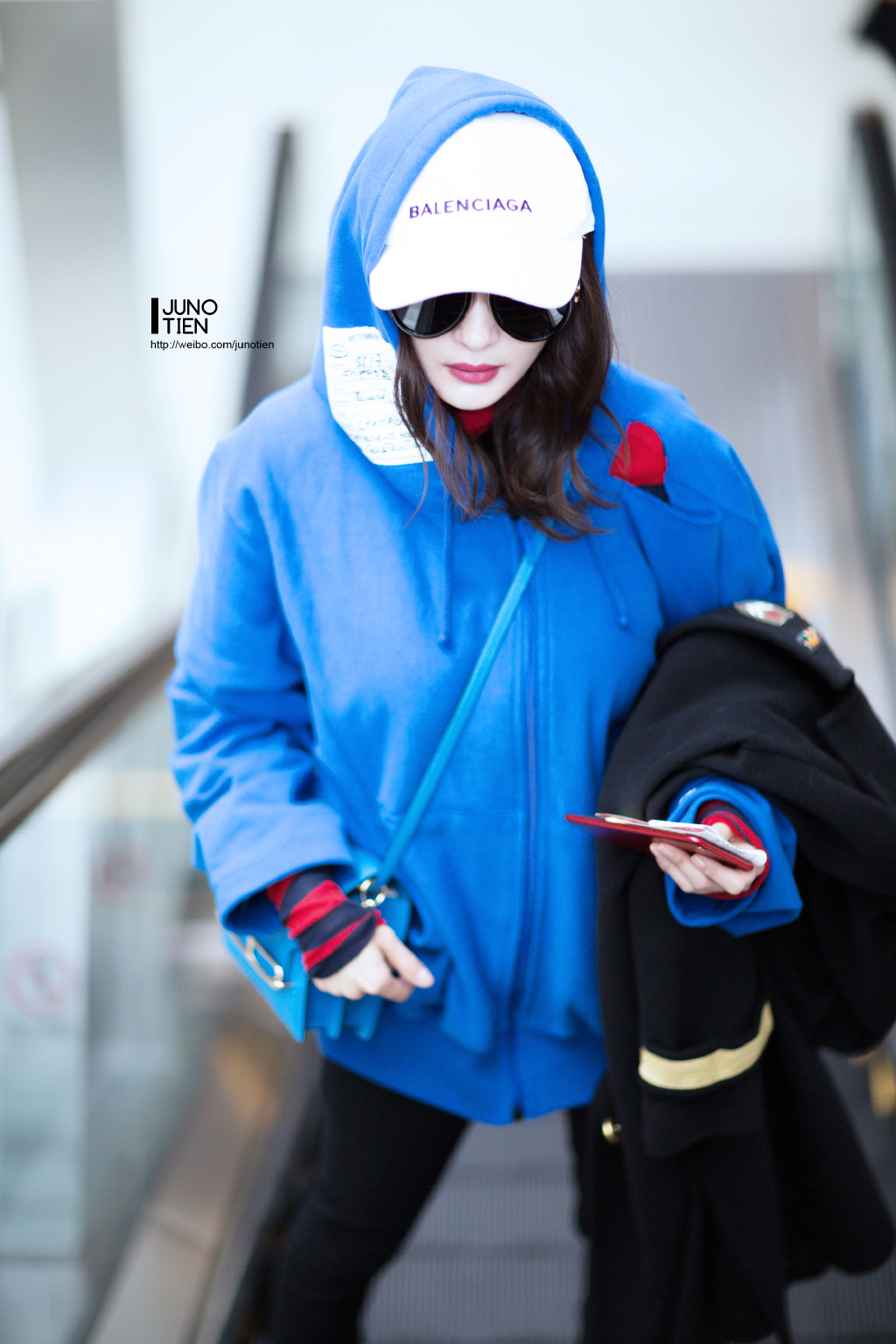 杨幂潮搭机场秀 每一次机场都在走秀