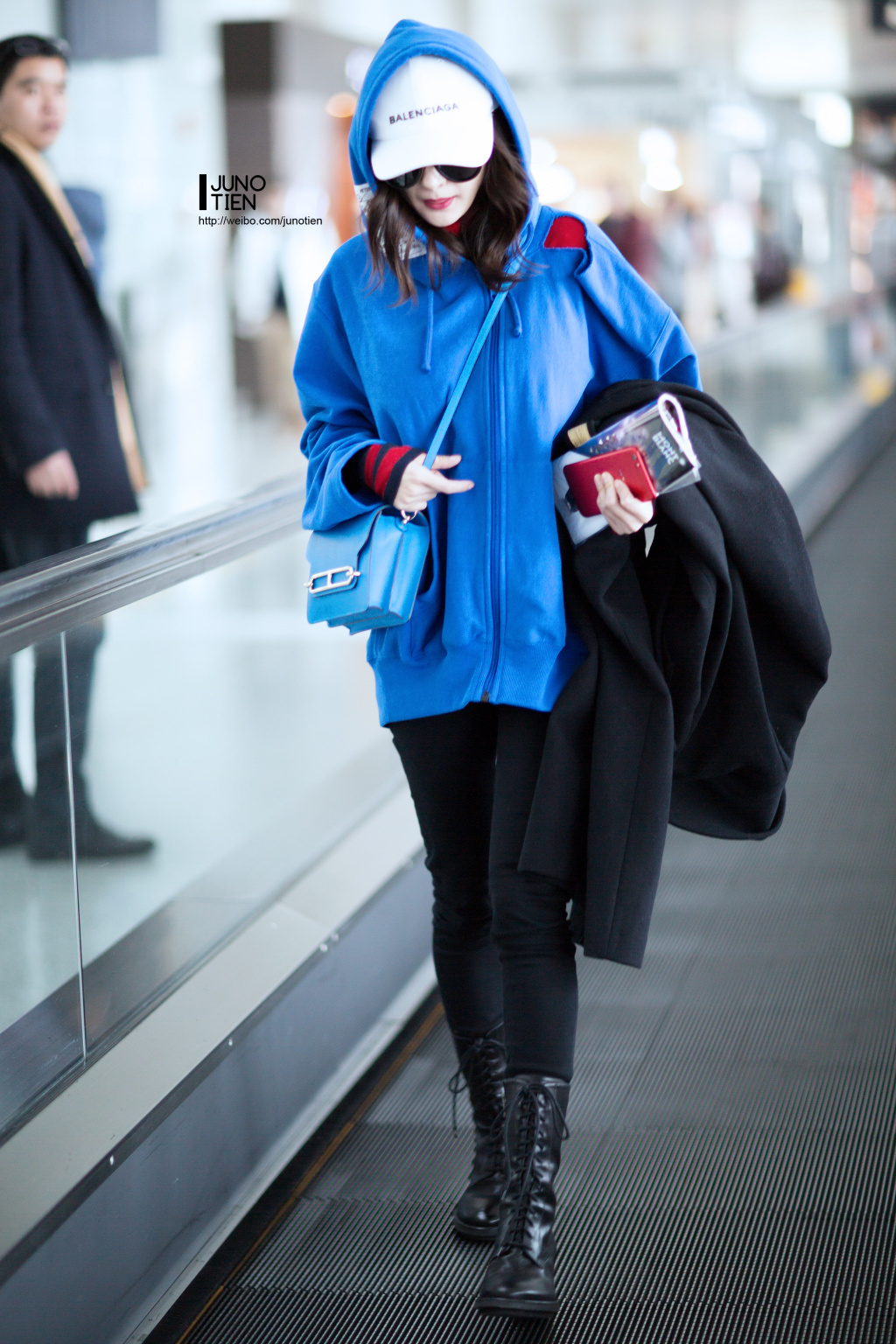 杨幂潮搭机场秀 每一次机场都在走秀