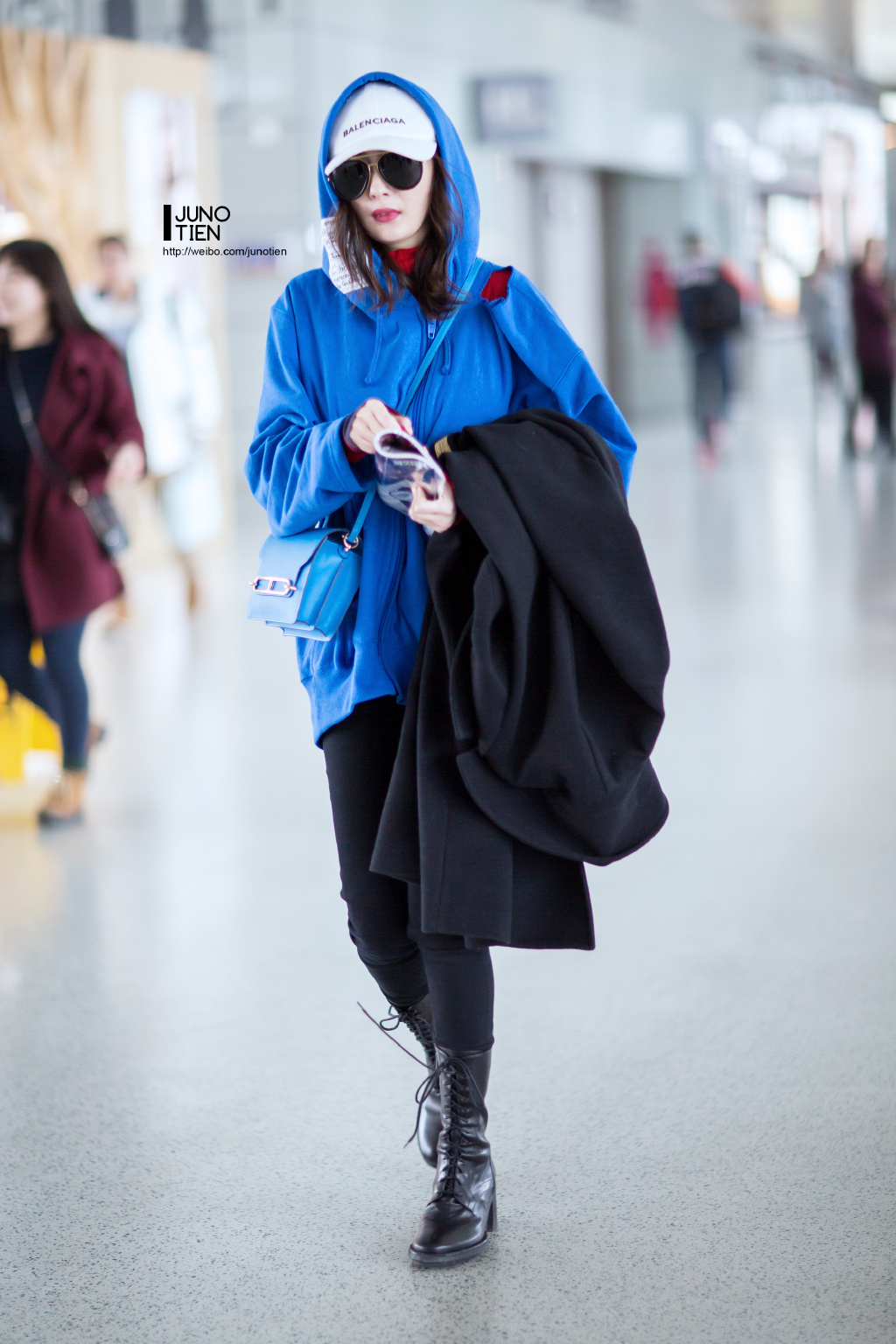 杨幂潮搭机场秀 每一次机场都在走秀