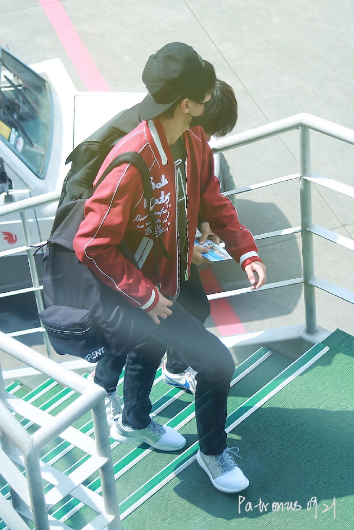 王俊凯出行图片