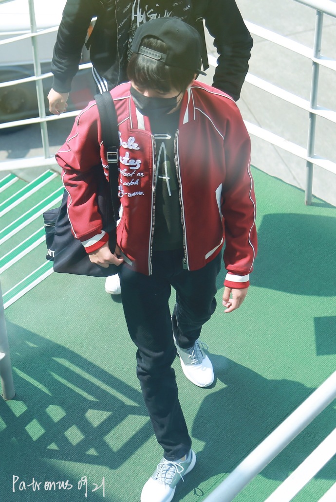 王俊凯出行图片