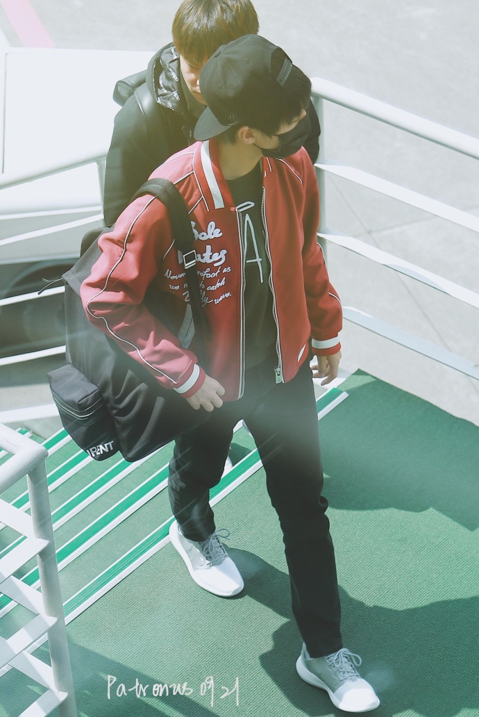 王俊凯出行图片