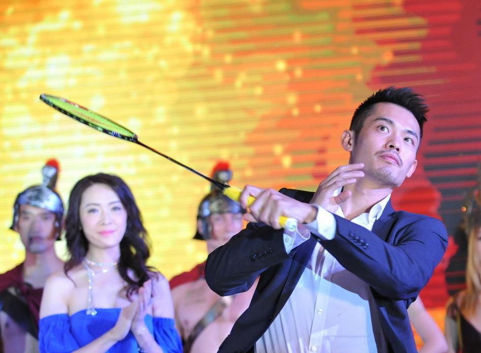 林丹西装造型图片 一生黑西装帅气出席活动