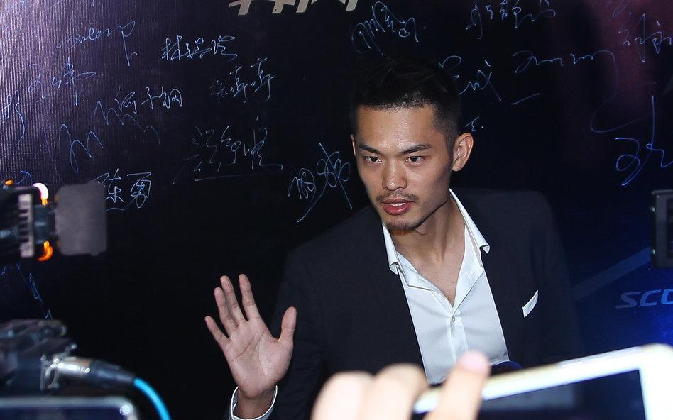 林丹西装造型图片 一生黑西装帅气出席活动