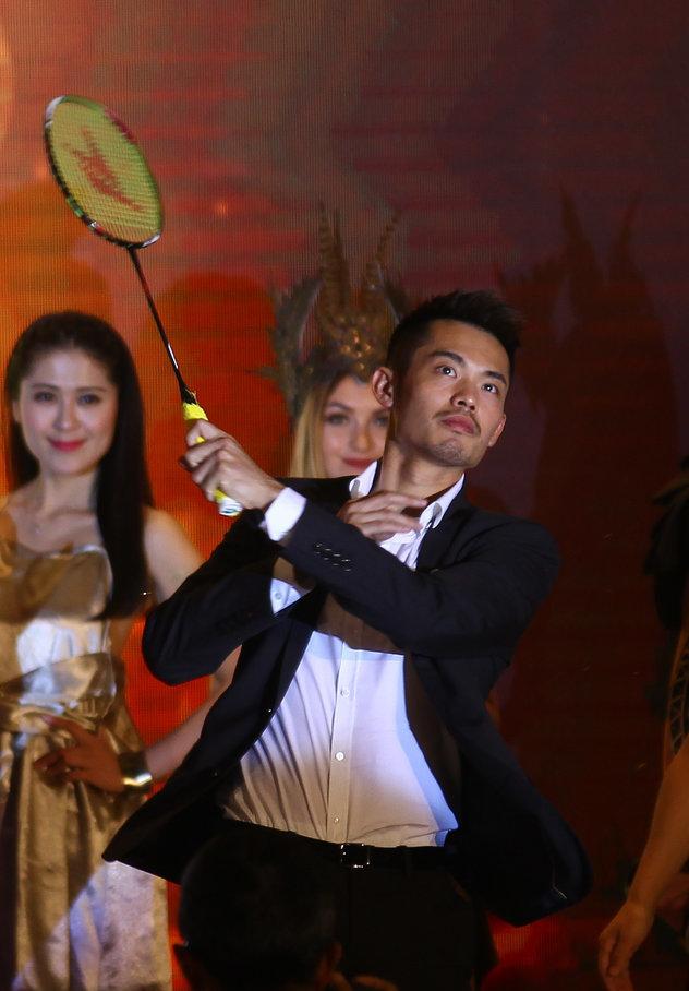 林丹西装造型图片 一生黑西装帅气出席活动