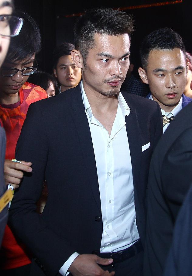 林丹西装造型图片 一生黑西装帅气出席活动