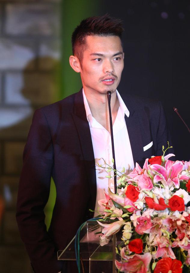 林丹西装造型图片 一生黑西装帅气出席活动