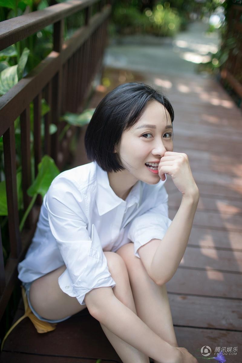 练束梅时尚写真 将清丽动人形象展现得淋漓尽致