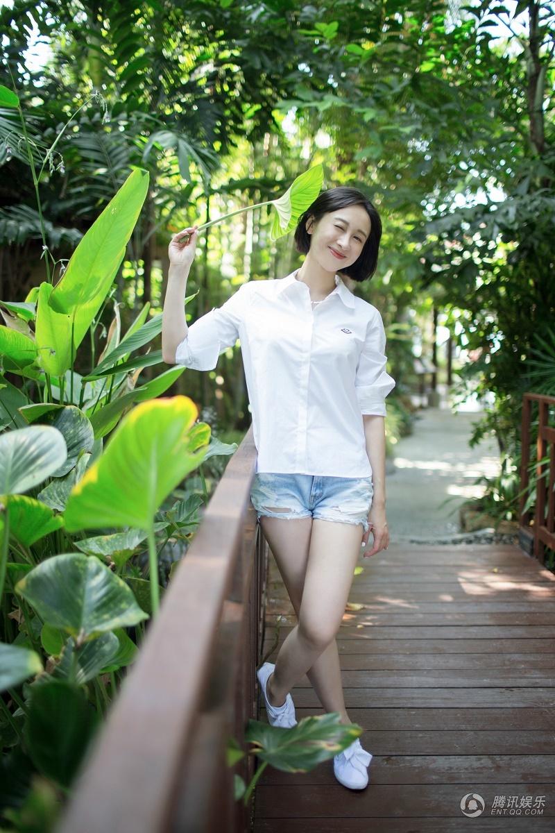 练束梅时尚写真 将清丽动人形象展现得淋漓尽致