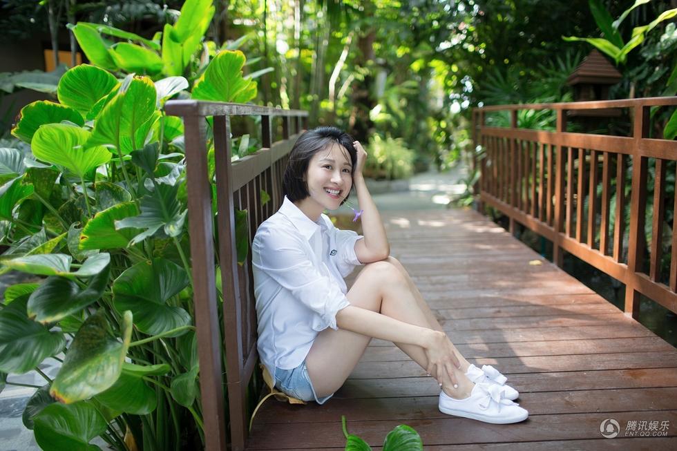 练束梅时尚写真 将清丽动人形象展现得淋漓尽致