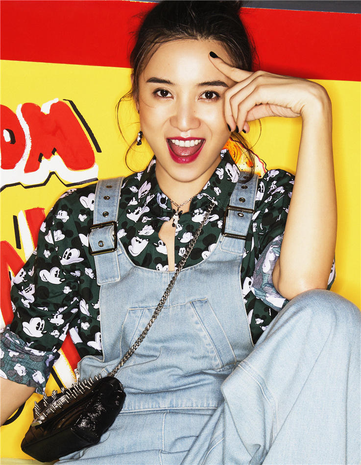 宋佳个性炫彩写真 俏皮可爱彰显“小花”魅力