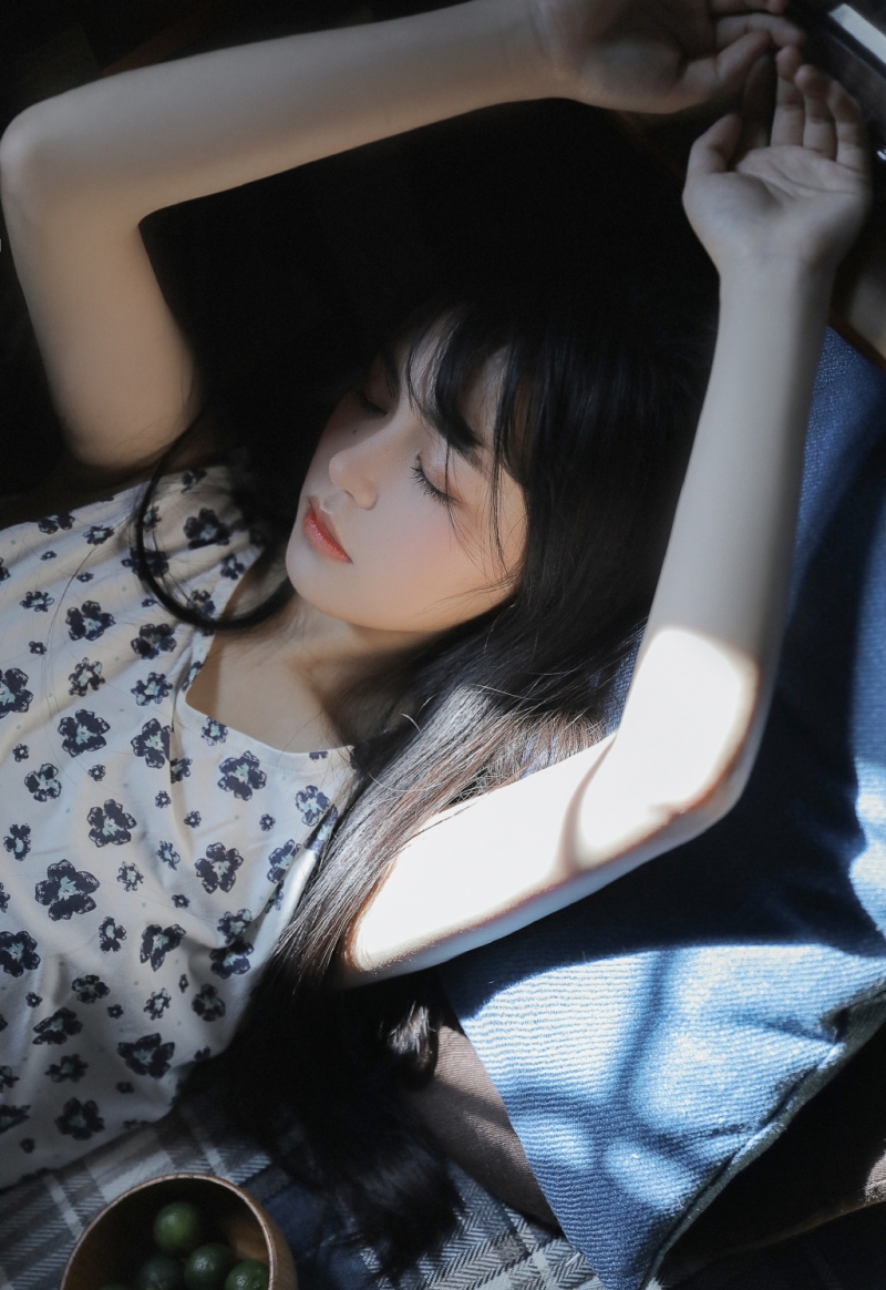 牛奶肌美眉宛若天使干净美女图片