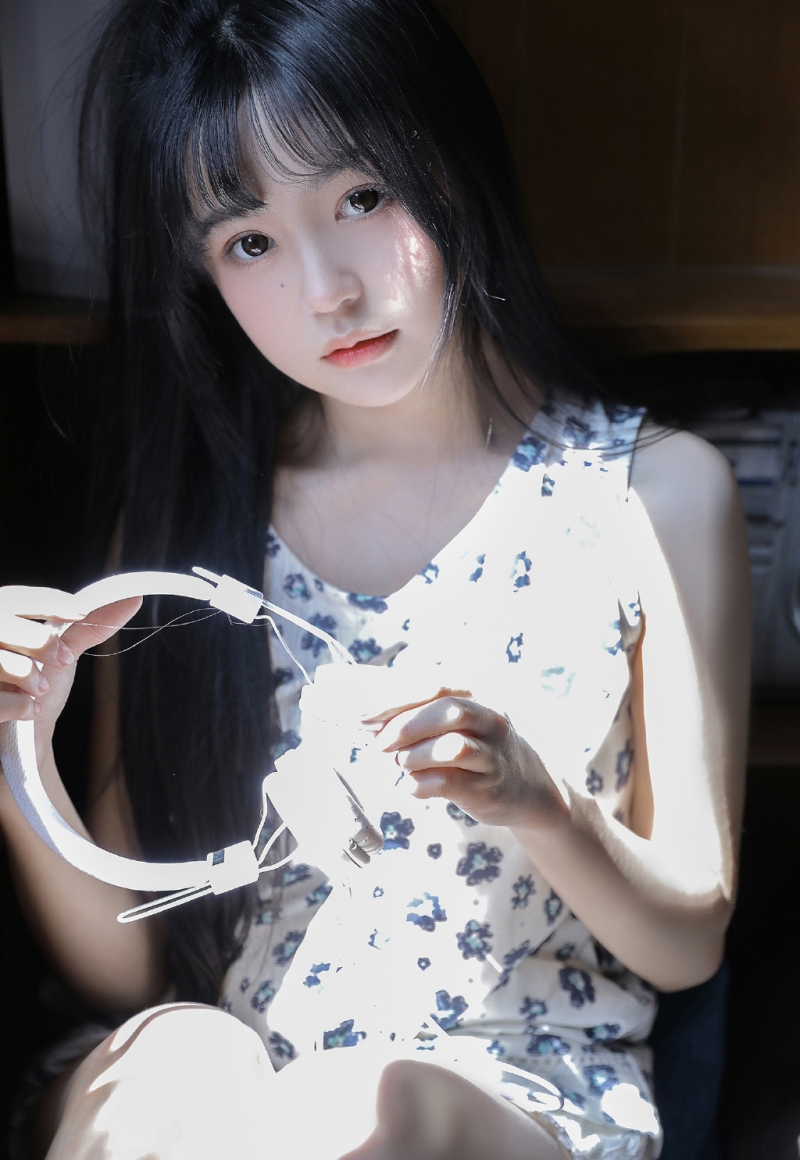 牛奶肌美眉宛若天使干净美女图片