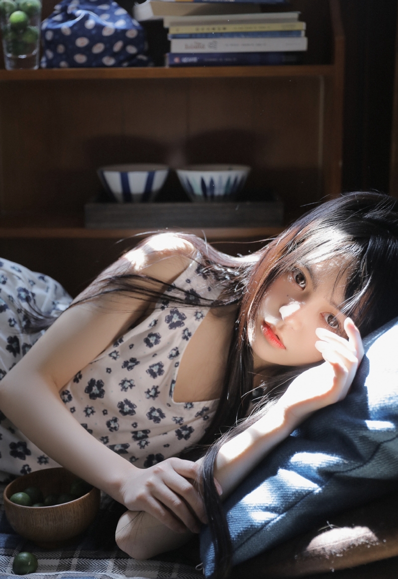 牛奶肌美眉宛若天使干净美女图片