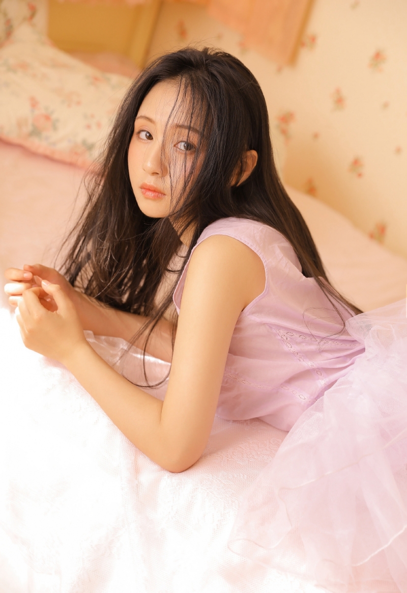 气质小姐姐身高腿长迷人美女图