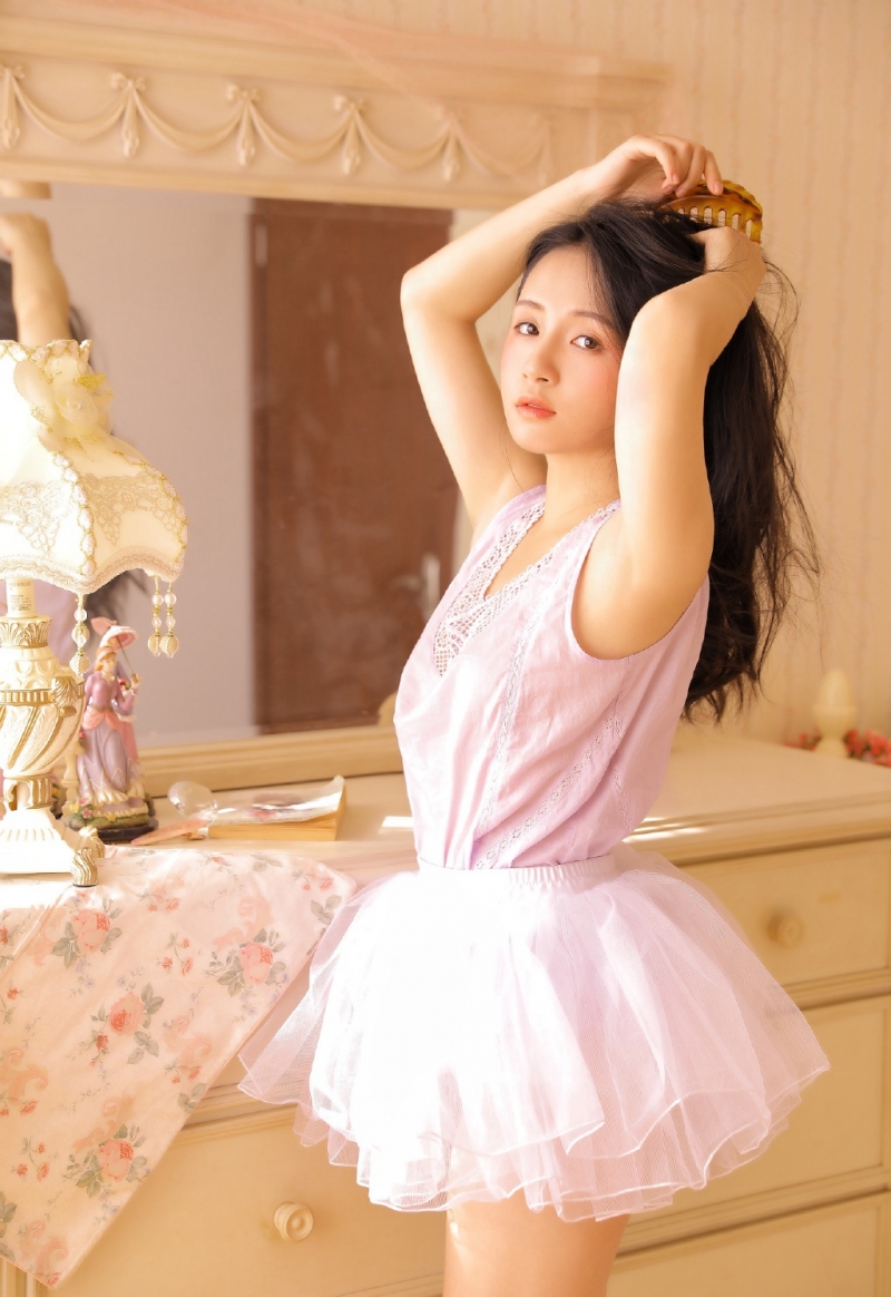 气质小姐姐身高腿长迷人美女图