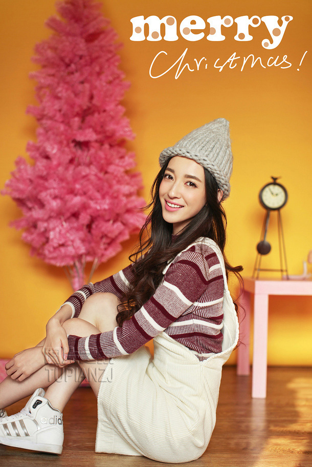 圣诞女孩清纯照 展甜美笑容