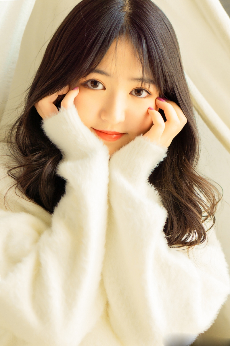 卷发美女白色毛衣清新脱俗写真