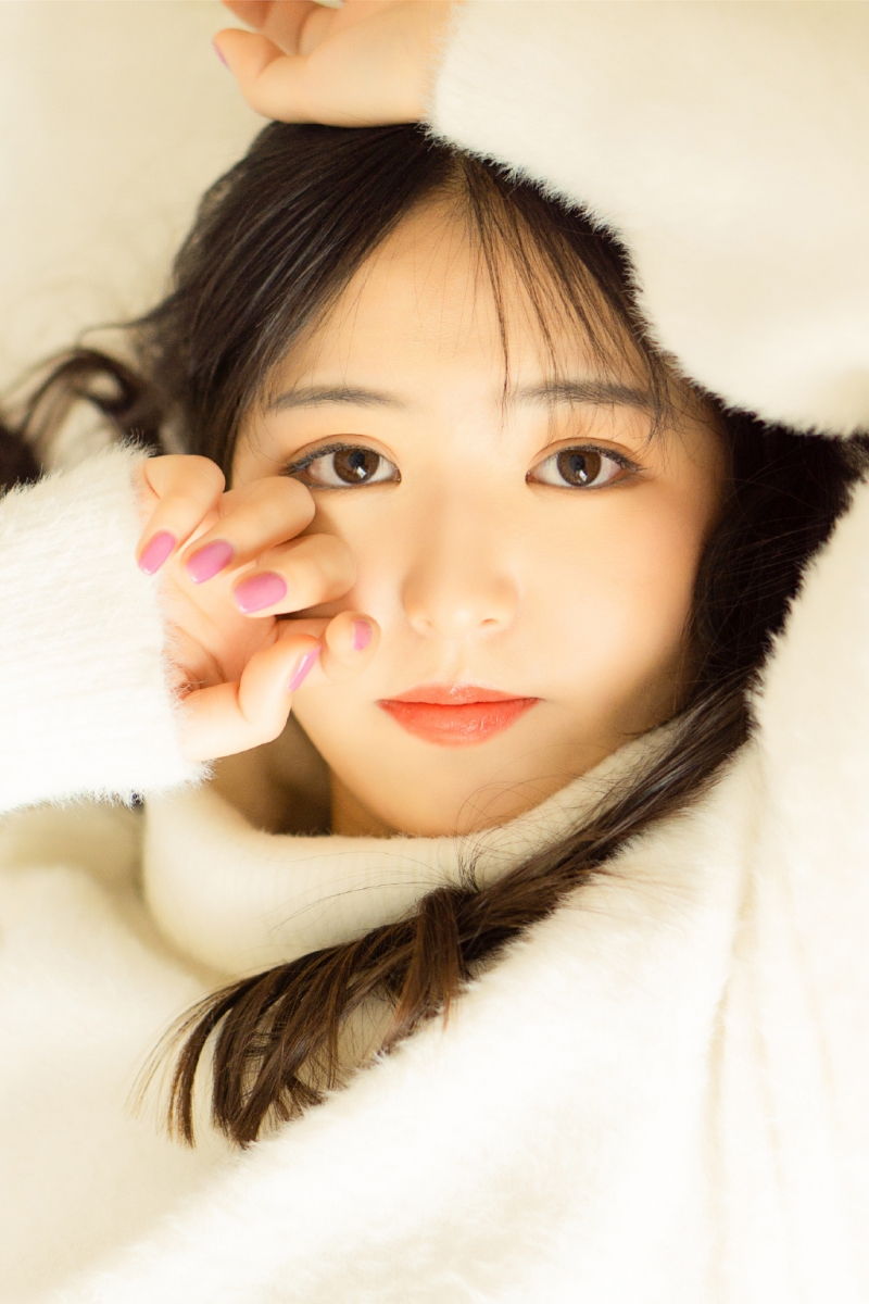 卷发美女白色毛衣清新脱俗写真