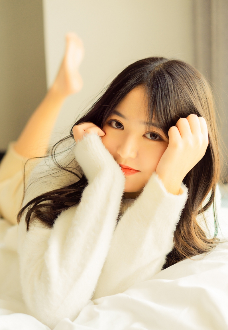 卷发美女白色毛衣清新脱俗写真