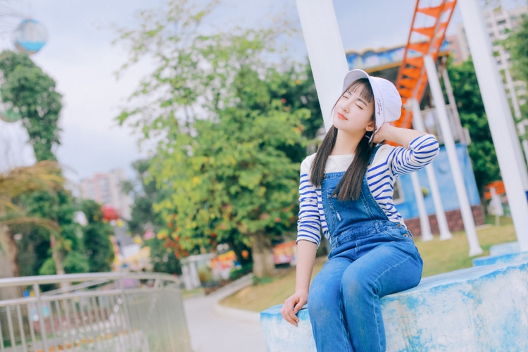 00后游乐园萝莉少女青涩稚嫩清纯写真图片