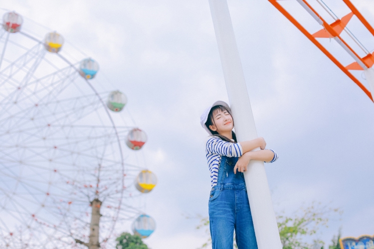 00后游乐园萝莉少女青涩稚嫩清纯写真图片