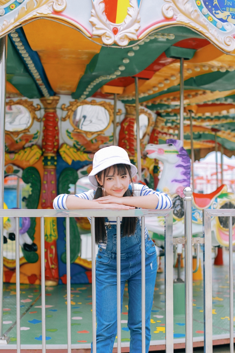 00后游乐园萝莉少女青涩稚嫩清纯写真图片