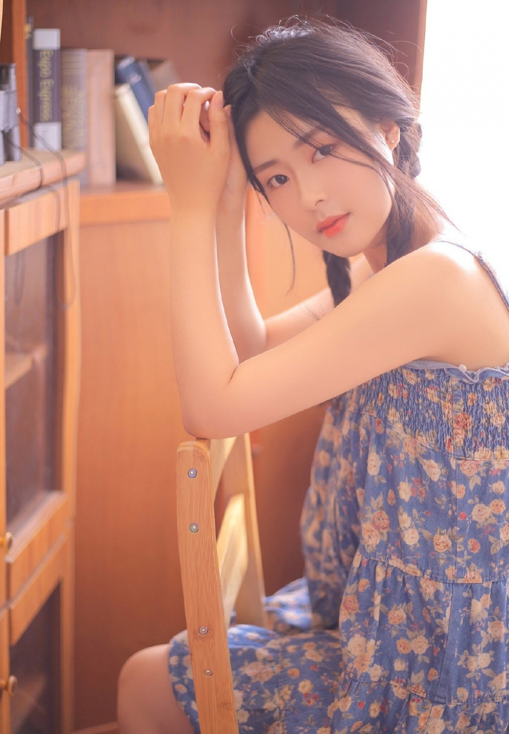 古典麻花辫美女碎花吊带裙清纯氧气私房写真图片
