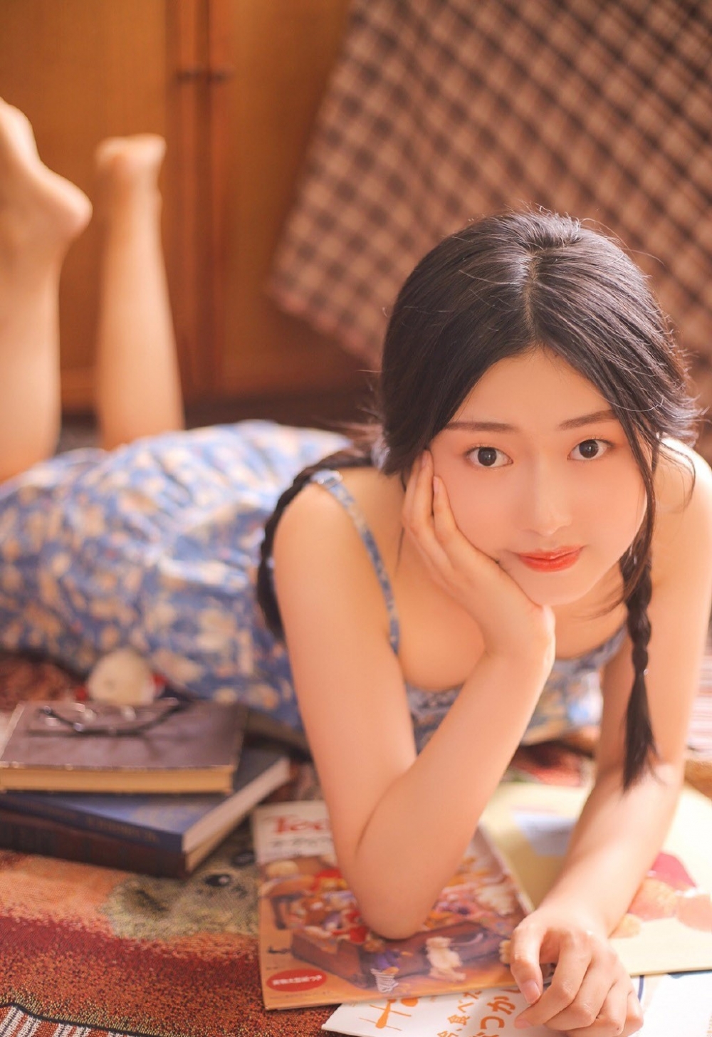 古典麻花辫美女碎花吊带裙清纯氧气私房写真图片